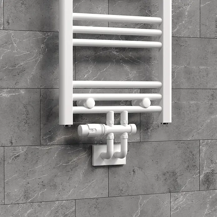 ECD Germany Multiblock Anschlussgarnitur Durchgangsform Weiß Bodenanschluss -  - Weißer Handtuchheizkörper mit integriertem Ventilsystem, an einer grauen Fliesenwand mit Marmoreffekt montiert.