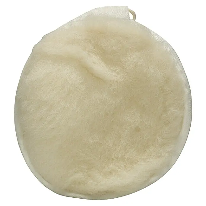 Craftomat Lammwoll-Haube - Durchmesser: 125 mm - Nahaufnahme eines runden, cremefarbenen Kosmetikpads mit einer Schlaufe zum Aufhängen, ideal für die Gesichtspflege.