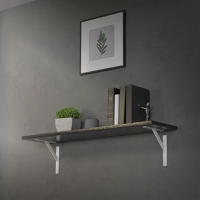2 Stück Regalhalterung 240x240 mm Weiß aus Aluminium -  - Wandmontiertes Regal aus dunklem Holz mit weißen Halterungen, mit Büchern und einer Pflanze.