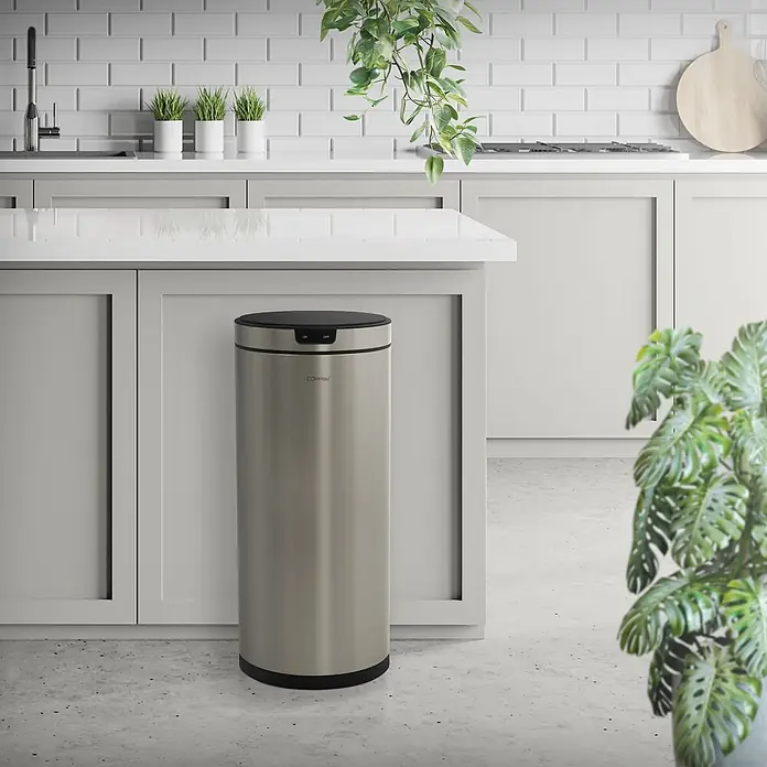Mülleimer mit Sensor 40L rund aus Edelstahl, Silber, Automatisch -  - Zylindrischer Mülleimer aus Edelstahl mit schwarzem Deckel neben einer modernen Kücheninsel.