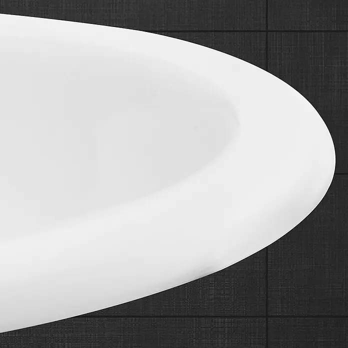 LuxeBath Waschbecken Keramik Weiß glänzend 57x19,5x48,5cm Oval Hahnloch -  - Glatte weiße Badewanne oder Waschbecken vor dunklen, strukturierten Badezimmerfliesen.