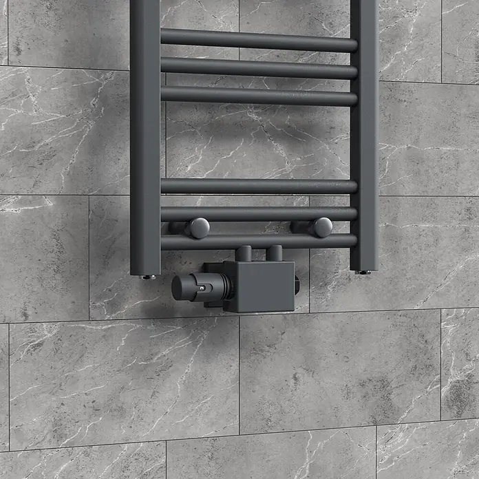 LuxeBath Multiblock Anschlussgarnitur Universal Anthrazit Eck & Durchgang -  - Anthrazitfarbener, strukturierter Handtuchheizkörper mit integrierter Steuerung, an einer grau marmorierten Fliesenwand montiert.
