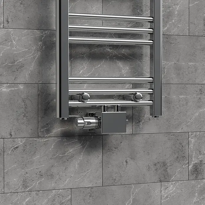 LuxeBath Multiblock Anschlussgarnitur Universal Chrom Eck- Durchgangsform -  - Verchromter Handtuchwärmer an einer grau marmorierten Fliesenwand, mit unterer Steuerung.