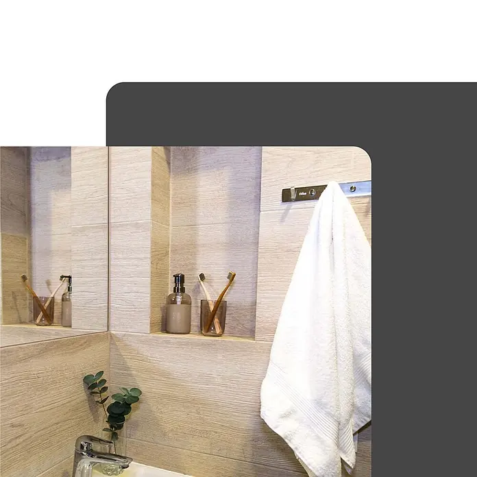 Protektor CW-Standprofil Wandnische 20 x 40cm befliesbar - 200 x 400 x 120 mm - Modernes Badezimmer mit Holzoptikfliesen, Seifenspender, Zahnbürsten im Glas und weißem Handtuch an einer Metallstange.