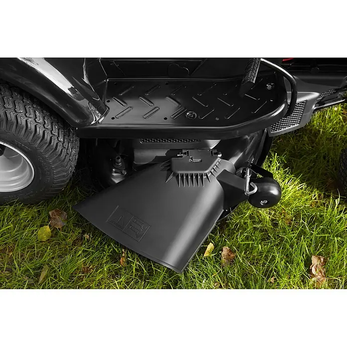 Alpina Tractor cortacésped AT3 98 A - 6,5 kW, 352 cm³, Ancho de corte: 98 cm, Recomendación máxima de superficie: 4.500 m² - Tobogán de descarga lateral negro de un tractor cortacésped con neumático de tacos y reposapiés.