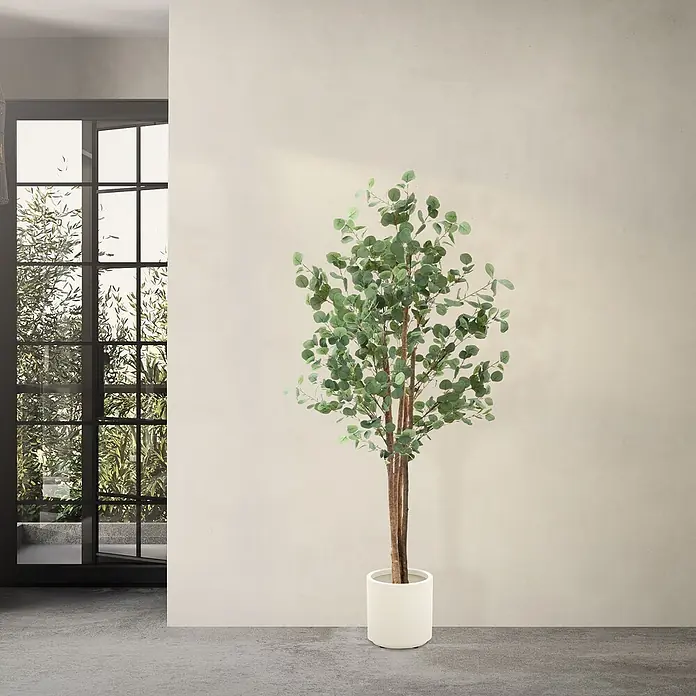 ML-Design Kunstpflanze Kunstbaum Eukalyptus für Innen & Außen mit Echtem Moos & Echtholzstamm - Blütenfarbe: Grün, Holz - Hoher künstlicher Eukalyptusbaum im weißen Topf, drinnen an einem großen Fenster.