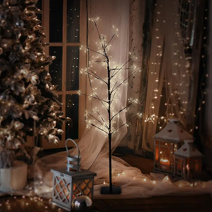 LED-Baum 120 cm 240LED Warmweiß Timer Außen Flexibel Zweige -  - Schwarzer Leuchtbaum mit zahlreichen warmweißen LED-Lichtern an den Zweigen, als festliche Innendekoration.