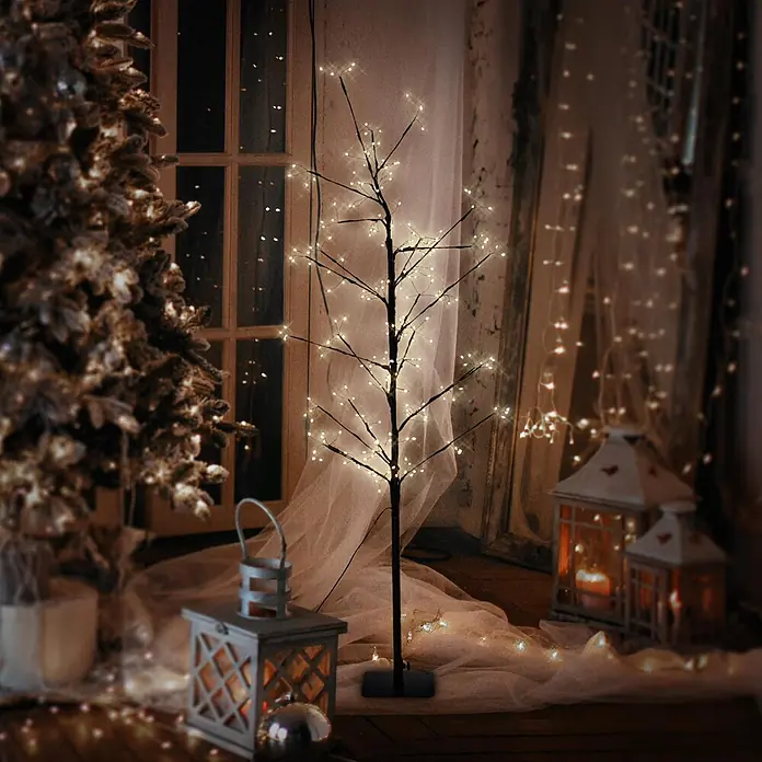 LED-Baum 120 cm 240LED Warmweiß Timer Außen Flexibel Zweige -  - Schwarzer künstlicher Baum mit warmweißen LEDs, festliche Innendekoration.
