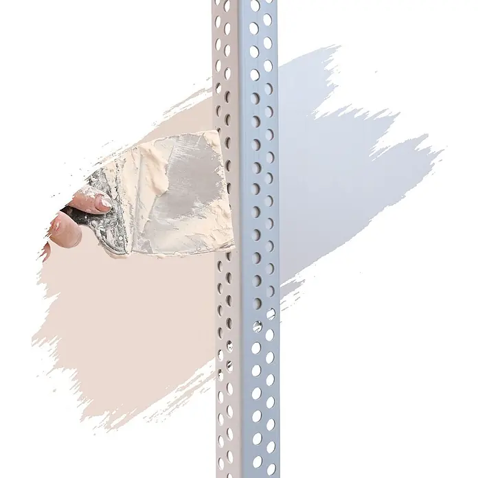 ProfileXXL Kantenschutz für Trockenbau 2,5m Eckschutzprofil 23 x 23mm Kantenschutz Trockenbau PVC Weiß - Weiß - Hand verputzt perforiertes Metalleckprofil mit einer Maurerkelle.