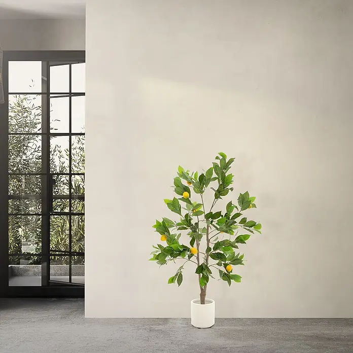 ML-Design Kunstpflanze Zitronenbaum Pflegeleichte Kunstbaum 130 cm für Innen & Außen im Topf - Blütenfarbe: Gelb, Kunststoff - Künstlicher Zitronenbaum mit grünen Blättern und gelben Zitronen in weißem Topf, auf Betonboden vor großem Fenster.