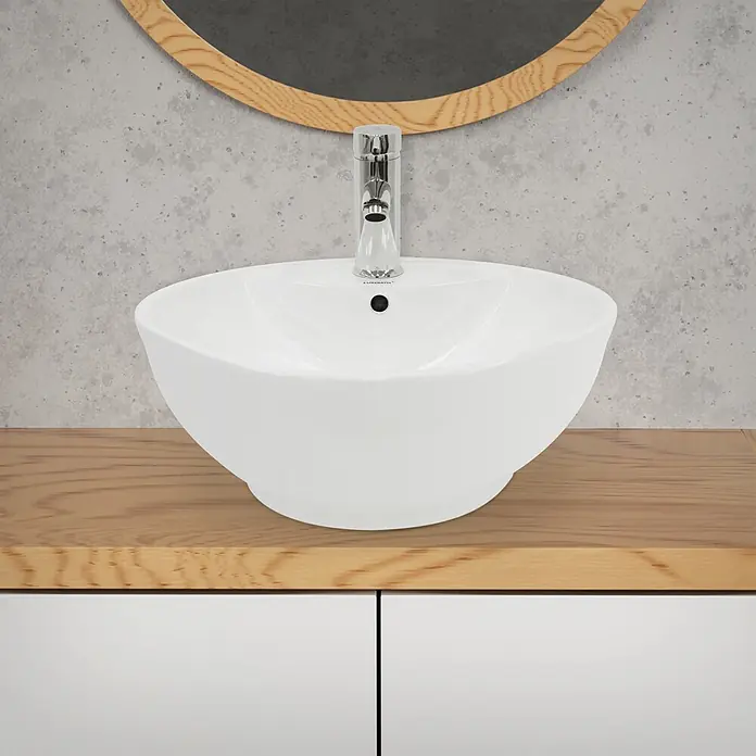Waschbecken Ø 455 x 185 mm rund aus Keramik in Weiß -  - Weißes Keramik-Aufsatzwaschbecken mit Chromarmatur auf Holzplatte im modernen Badezimmer.