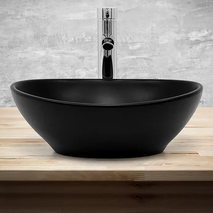 Waschbecken Keramik Schwarz 41x33,5x14,5 cm & Ablaufgarnitur Schwarz -  - Mattschwarzes Aufsatzwaschbecken mit Chromarmatur auf einer hellen Holzplatte.