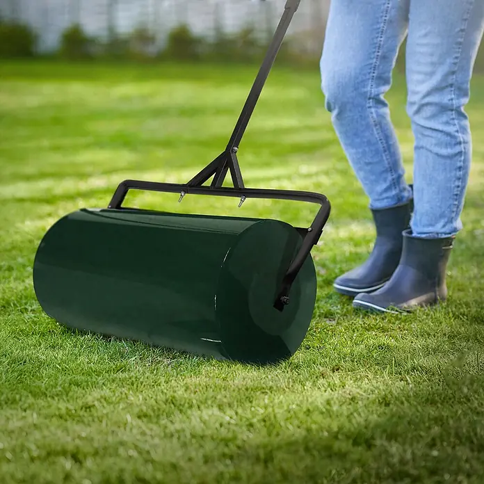 ECD Germany Rasenwalze Rasenroller zur Bodenverdichtung befüllbar mit Wasser/Sand Bodenwalze - Arbeitsbreite: 90 cm, Grün - Dunkelgrüne Rasenwalze mit schwarzem Griff, von einer Person verwendet.
