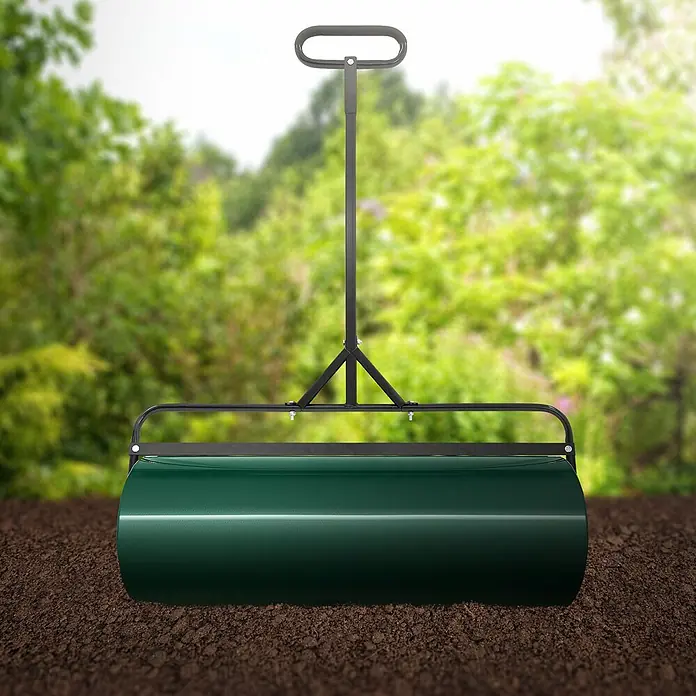 ECD Germany Rasenwalze Rasenroller zur Bodenverdichtung befüllbar mit Wasser/Sand Bodenwalze - Arbeitsbreite: 90 cm, Grün - Dunkelgrüne Gartenwalze mit schwarzem Griff auf brauner Erde im Freien. Einsatzbereit für Gartenarbeiten.