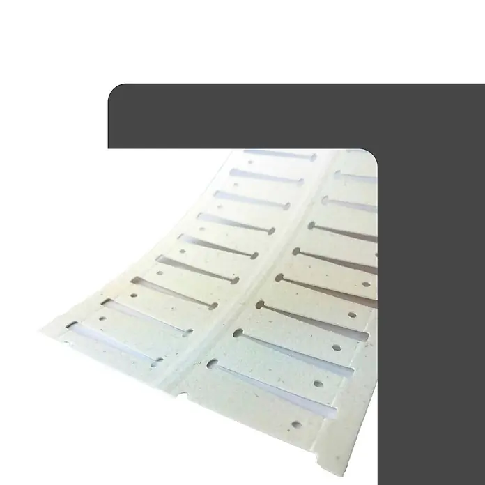 Strait-Flex Kantenschutz für Trockenbau 12x Kantenprofil 30,5m Rolle Arch-Flex 100 flex. Winkel Weiß - Weiß - Hellfarbige Papierstreifen mit T-förmigen Ausschnitten und Löchern zur Präsentation von Ohrringen oder Schmuck.