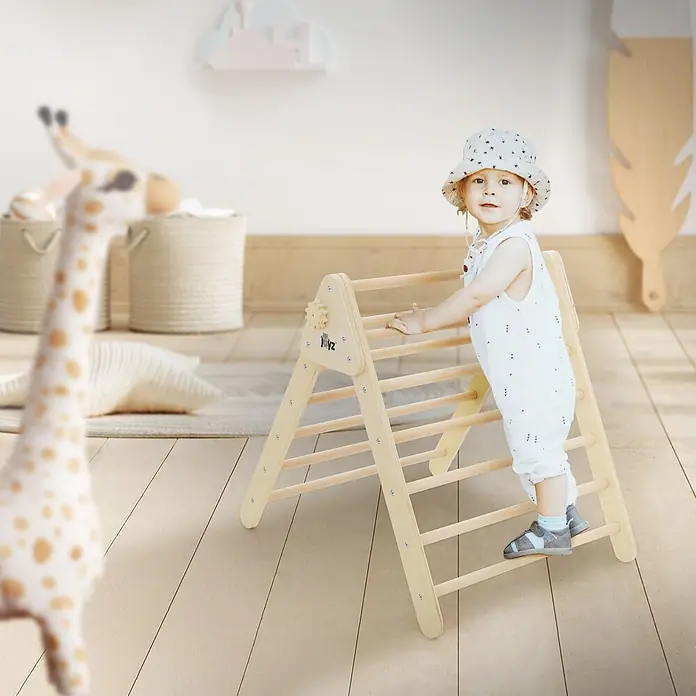 ECD Germany Klettergerüst Kletterdreieck trainiert Gleichgewicht & Balance ab 2 Jahren - Holz, Braun - Helles Holzkletterdreieck mit Baby, das in einem hellen Spielzimmer auf den Sprossen steht.