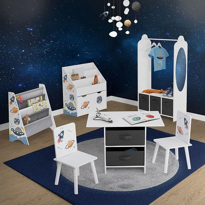 Kindersitzgruppe mit 1 Tisch und 2 Stühlen, Weltraum, Weiß, aus Holz -  - Weißes, weltraumthemenbezogenes Kindermöbelset mit Bücherregal, Aufbewahrung, Tisch, Stühlen und Kleiderständer im Kinderzimmer.