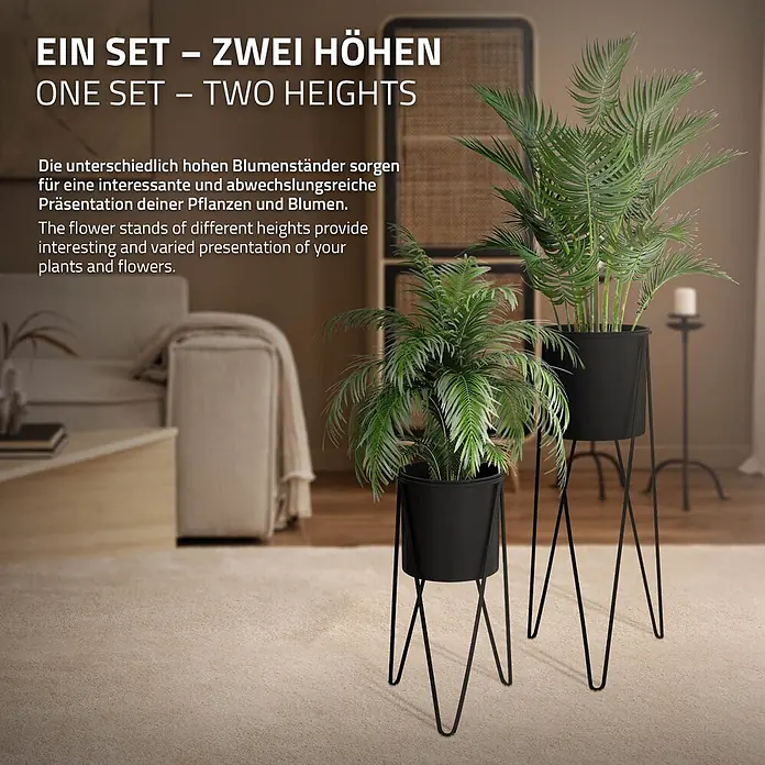 Blumenständer 2er Set Schwarz 27x27x48,5 cm/35,5x34x75 cm aus Stahl -  - Zwei schwarze Metall-Pflanzentänder in unterschiedlichen Höhen mit grünen Pflanzen, in einem Wohnzimmer.