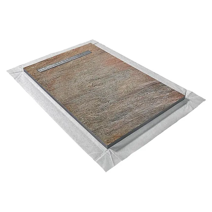 Onbath's Duschwanne 901 - L x B: 120 x 120 cm, Naturstein, Beige - Duschwanne in Steinoptik mit integriertem Linearablauf, auf einer weißen Dichtbahn liegend.