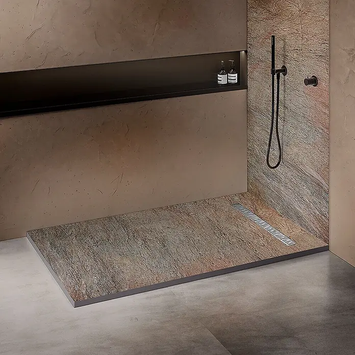 Onbath's Duschwanne 901 - L x B: 120 x 120 cm, Naturstein, Beige - Steintexturierte Duschwanne mit Linienablauf, integriert in einen modernen, bodengleichen Duschbereich.