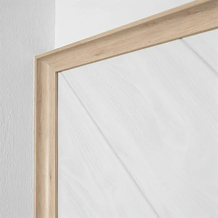LOGOCLIC Hohlkehlleiste Eiche Colorado - 260 cm x 22 mm x 22 mm, MDF - Nahaufnahme eines eleganten Spiegels mit hellem Holzrahmen und weißem, diagonal gemustertem Spiegelglas, der einen modernen Akzent setzt.