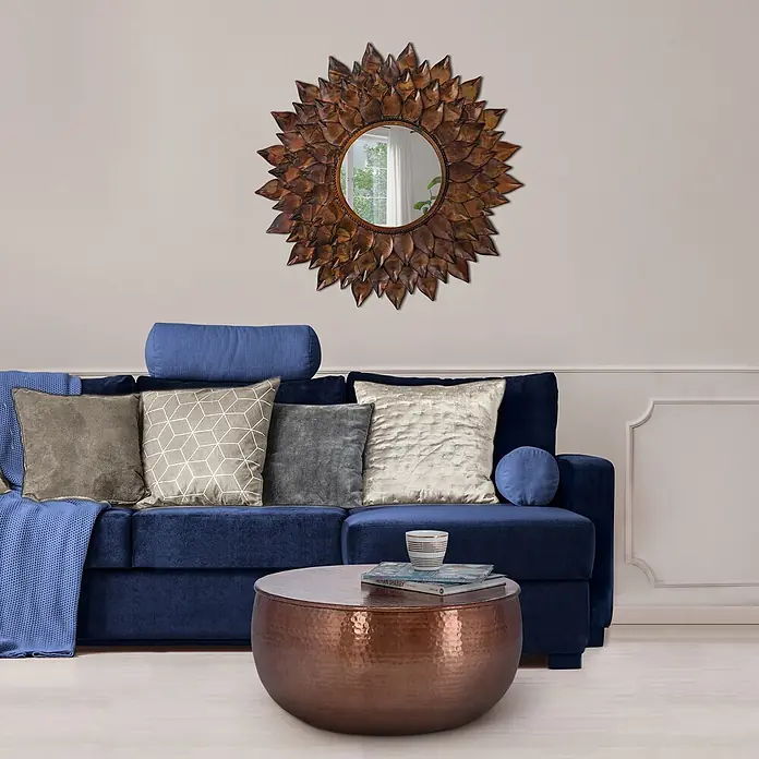 Womo_Design Rahmenspiegel Natur Hängespiegel Dekospiegel Flurspiegel Mangoholz lackiert - Braun, Weiß, Holz - Sonnenblumenförmiger Spiegel mit bronzefarbenen Metallblättern, der ein Fenster reflektiert.