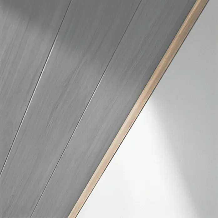 LOGOCLIC Abdeckleiste Eiche Colorado - 260 cm x 25 mm x 6 mm - Graue Holzpaneele mit hellbraunem Rand, die eine moderne und elegante Wandverkleidung bilden. Das minimalistische Design passt gut zu verschiedenen Einrichtungsstilen.