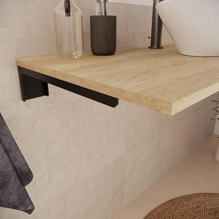 Encimera Wood - 70 x 46 x 1,6 cm, Melamina - Estante de baño de madera clara con soportes de metal negro, sosteniendo un lavabo blanco y artículos de tocador.