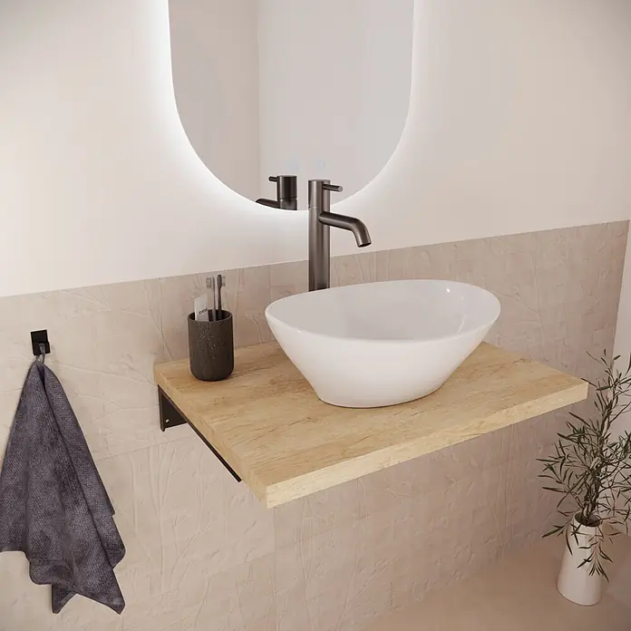 Encimera Wood - 60 x 46 x 3 cm, Melamina - Lavabo sobre encimera blanco, grifo oscuro y estante flotante de madera clara en baño moderno.