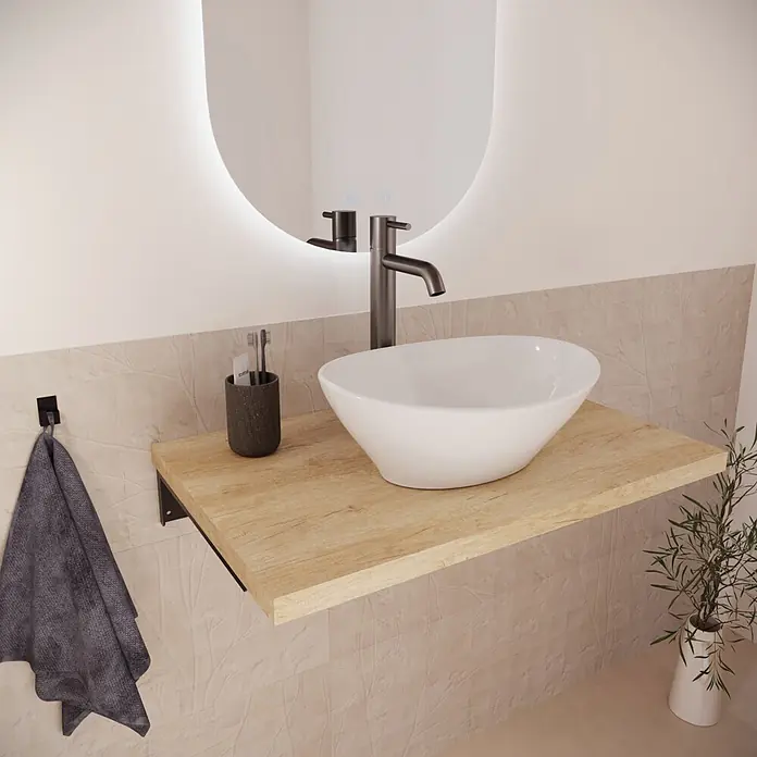 Encimera Wood - 70 x 46 x 3 cm, Melamina - Lavabo ovalado blanco sobre estante de madera clara con grifo oscuro en baño moderno.