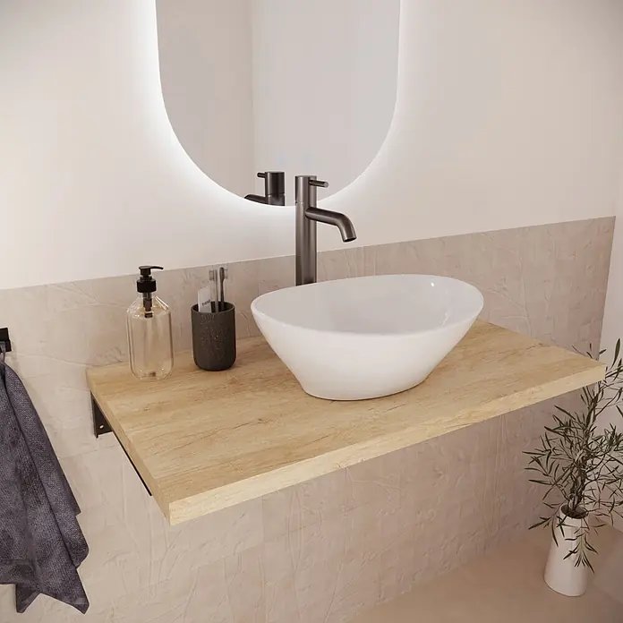 Encimera Wood - 80 x 46 x 3 cm, Melamina - Lavabo sobre encimera blanco y grifo oscuro sobre una repisa de madera clara en un baño moderno.