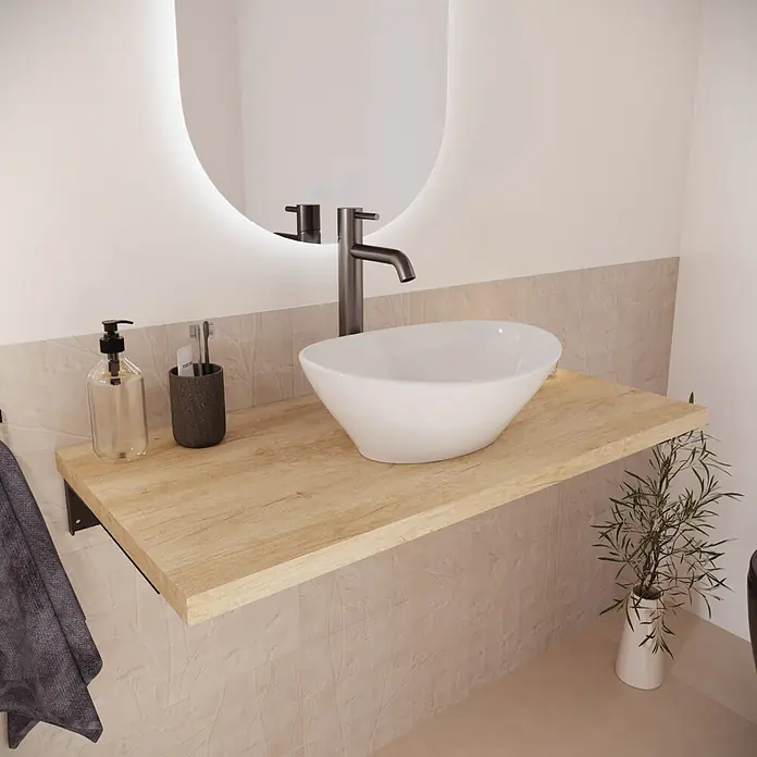 Encimera Wood - 90 x 46 x 3 cm, Melamina - Mueble de baño moderno con encimera flotante de madera, lavabo sobre encimera blanco, grifo oscuro y espejo iluminado, con dispensador de jabón y planta.