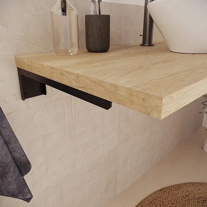 Encimera Wood - 90 x 46 x 3 cm, Melamina - Encimera de baño de madera con soportes metálicos negros, con un lavabo blanco y una botella.