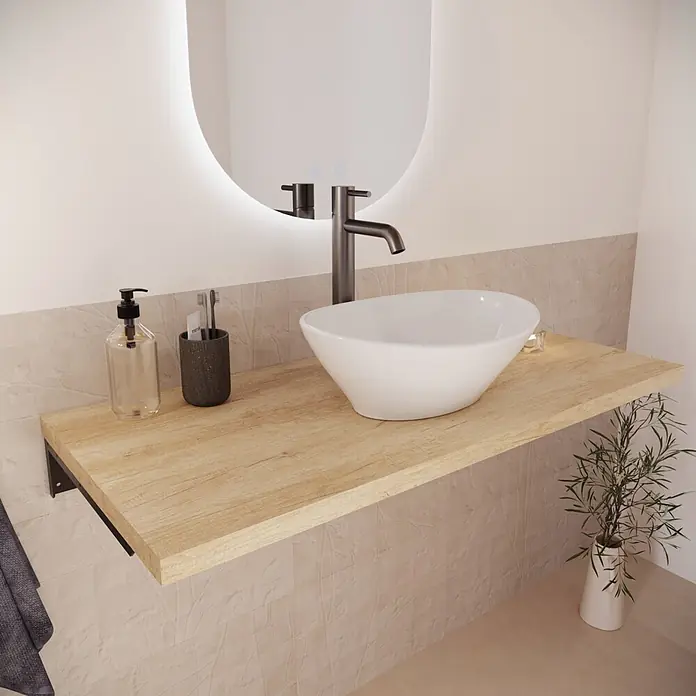 Encimera Wood - 100 x 46 x 3 cm, Melamina - Tocador de baño moderno: estante flotante de madera clara, lavabo sobre encimera blanco, grifo oscuro bajo espejo retroiluminado.