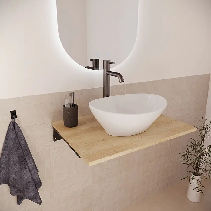Encimera Wood - 60 x 46 x 1,6 cm, Melamina - Mueble de baño moderno con lavabo ovalado blanco, grifo de metal oscuro y estante flotante de madera clara.