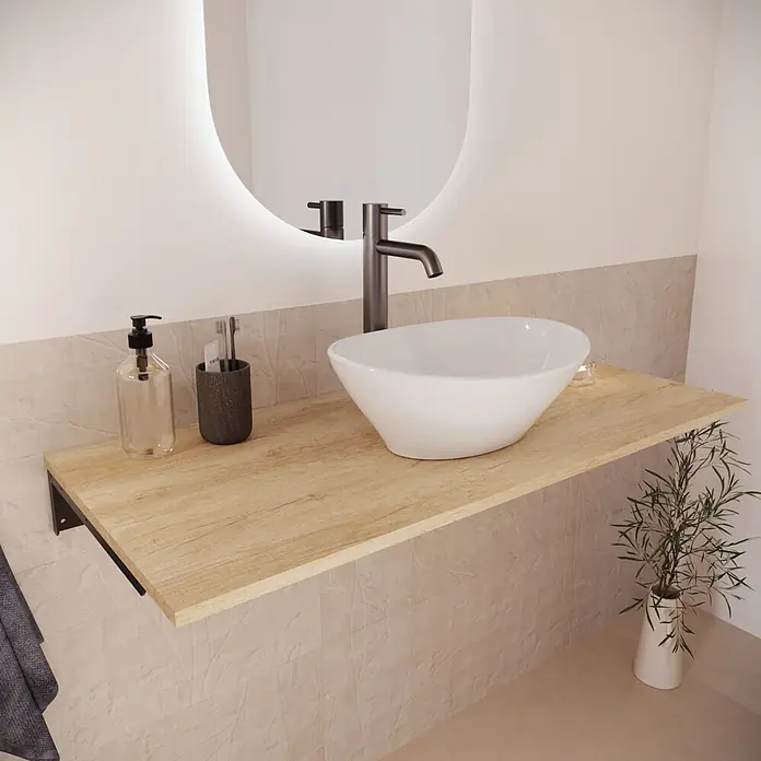 Encimera Wood - 100 x 46 x 1,6 cm, Melamina - Tocador de baño moderno con encimera flotante de madera clara, lavabo blanco, grifo oscuro y espejo redondo con luz LED.