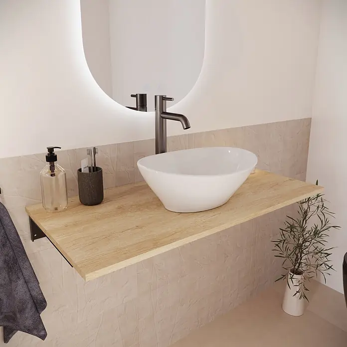 Encimera Wood - 90 x 46 x 1,6 cm, Melamina - Un tocador de baño moderno con un estante de madera clara, un lavabo sobre encimera blanco y un grifo oscuro bajo un espejo redondo iluminado.