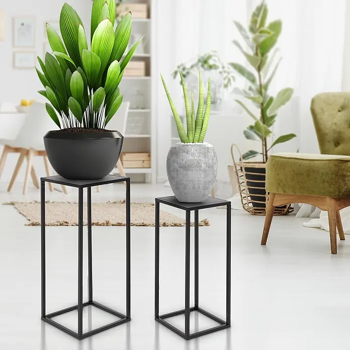 ML-Design Pflanztopf Blumentopfständer Schwarz Wetterfeste und robuste Blumentopfhalter - Metall, Schwarz - Zwei schwarze Metall-Pflanzenständer, einer höher als der andere, halten Topfpflanzen in einem modernen Wohnzimmer.