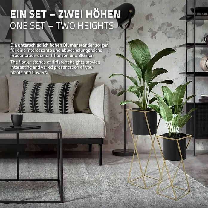 Blumenständer 2er Set Schwarz-Gold 21x21x51 cm/24x24x70,5 cm aus Stahl -  - Zwei goldfarbene Pflanzenständer mit schwarzen Töpfen, in verschiedenen Höhen in einem modernen Wohnzimmer präsentiert.