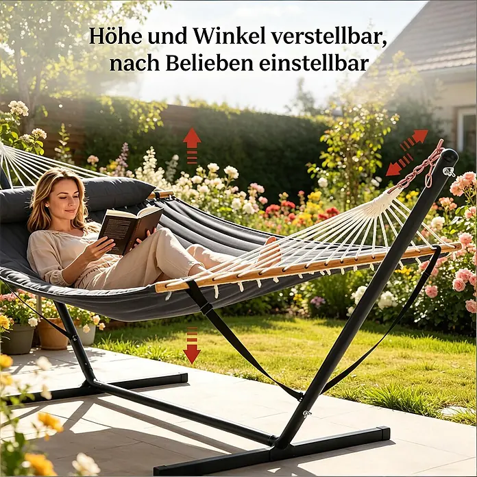 SONNENH Hängematte - L x B: 360 x 105 cm, Stahl, Anthrazit - Graue Hängematte mit Ständer und Holzstreben, höhen- und winkelverstellbar, in einem Garten. Eine Frau entspannt lesend darin.