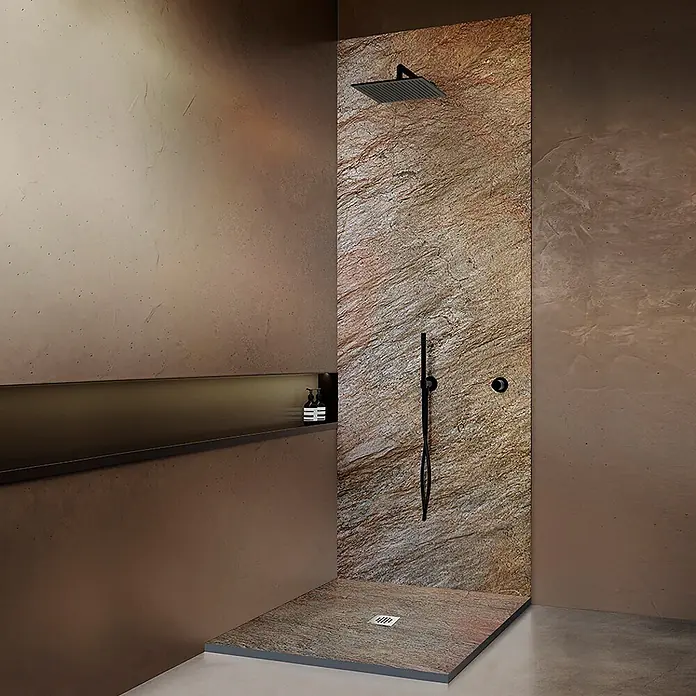 Onbath's Duschwanne 902 - L x B: 100 x 80 cm, Naturstein, Kupferfarben - Moderne Dusche mit mattschwarzen Armaturen und Naturstein-Optik-Wand und -Wanne in einem minimalistischen Bad.