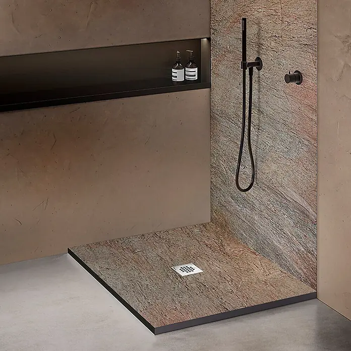 Onbath's Duschwanne 902 - L x B: 100 x 80 cm, Naturstein, Kupferfarben - Moderne begehbare Dusche mit Steinoptik-Duschwanne und Wandpaneel, schwarzen Armaturen und Nische.
