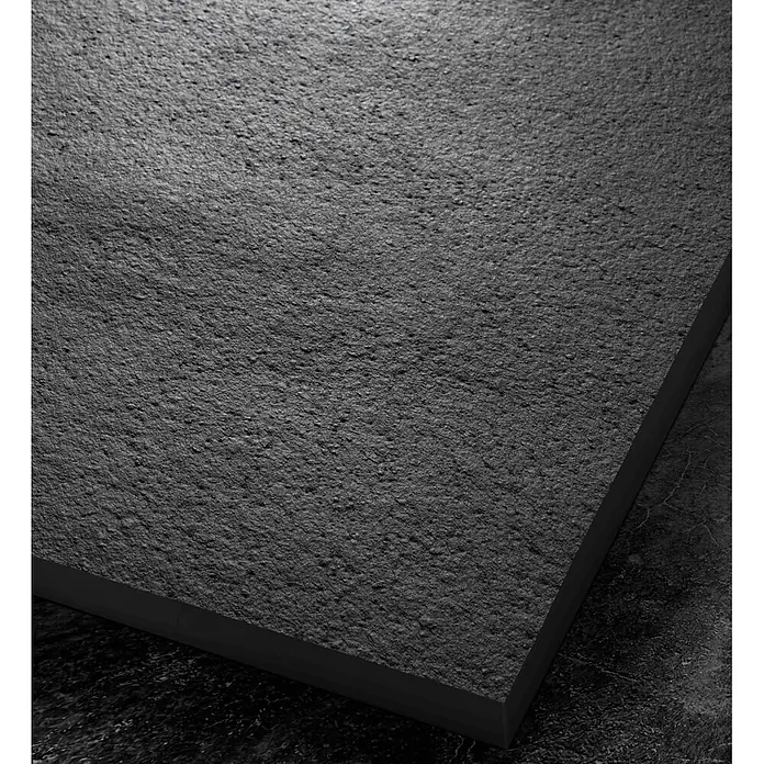 Onbath's Duschwanne 925 - L x B: 160 x 90 cm, Naturstein, Anthrazit-Schwarz - Strukturierte dunkelgraue Fliese mit rauer, matter Oberfläche, auf einem dunkleren, dezent geäderten Untergrund.