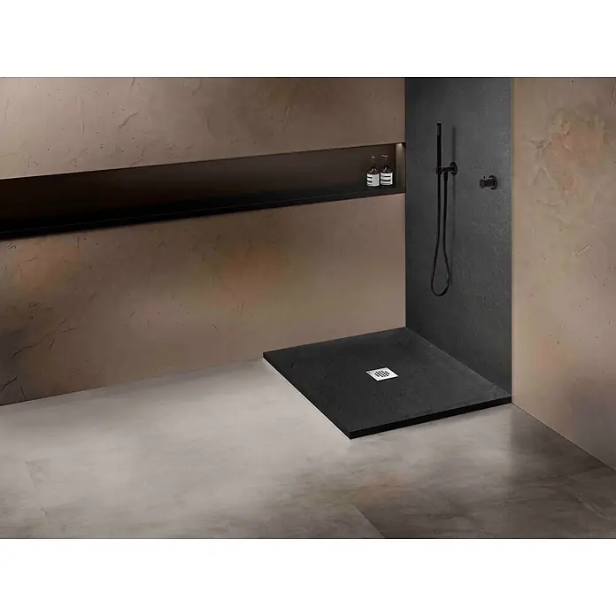 Onbath's Duschwanne 925 - L x B: 100 x 100 cm, Naturstein, Anthrazit-Schwarz - Moderne dunkelgraue Duschwanne und schwarzes Duschset mit Nische in einem beigefarbenen Bad.