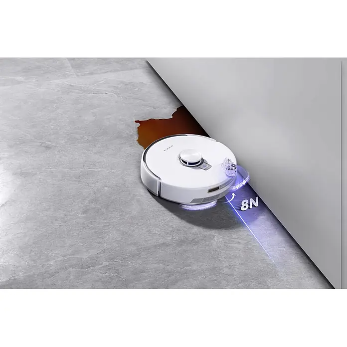 Narwal Saugwischroboter Freo Z10 ultra Extend - Saugkraft: 18.000 Pa, Akkulaufzeit: 150 min, Fassungsvermögen Roboter: 2.500 ml - Weißer Saugroboter reinigt eine braune Verschüttung auf Fliesenboden, mit Grafik, die 8N Reinigungskraft zeigt.