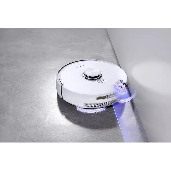 Narwal Saugwischroboter Freo Z10 ultra Extend - Saugkraft: 18.000 Pa, Akkulaufzeit: 150 min, Fassungsvermögen Roboter: 2.500 ml - Weißer Saugroboter mit beleuchteten Wischpads reinigt eine graue Bodenecke.