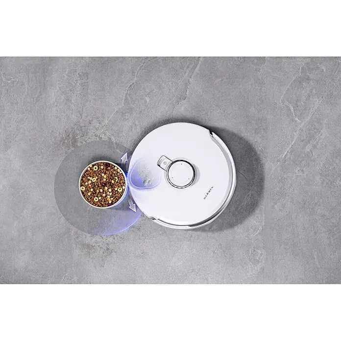 Narwal Saugwischroboter Freo Z10 ultra Extend - Saugkraft: 18.000 Pa, Akkulaufzeit: 150 min, Fassungsvermögen Roboter: 2.500 ml - Weißer Narwal Roboterstaubsauger neben Futternapf mit aktiven Reinigungsindikatoren.