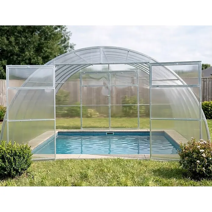 Garten Dream Poolüberdachung Sigma, 6mm Polycarbonat - L x B x H: 1.000 x 400 x 220 cm - Gewölbte Schwimmbadüberdachung aus klaren Polycarbonatplatten und silbernem Rahmen über einem eingelassenen Pool im Garten.