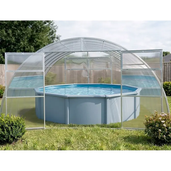 Garten Dream Poolüberdachung Sigma, 6mm Polycarbonat - L x B x H: 1.000 x 400 x 220 cm - Sechseckiger Aufstellpool mit blauem Wasser, überdacht von einem transparenten bogenförmigen Poolhaus im Garten.