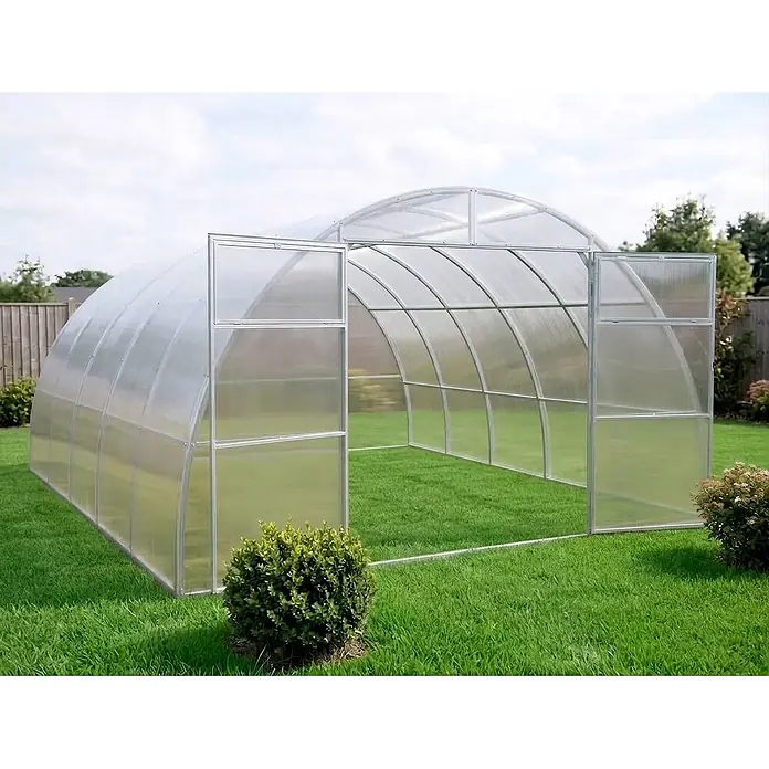 Garten Dream Gewächshaus Sigma 4x8m mit 6mm Polycarbonat -  - Gewölbtes Polycarbonat-Gewächshaus mit Aluminiumrahmen, offene Türen, auf grünem Rasen im Garten.